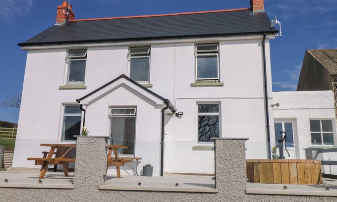 Dwrbach Cottage | LLANWERN FARM, pet friendly, character holiday cottage in Fishguard