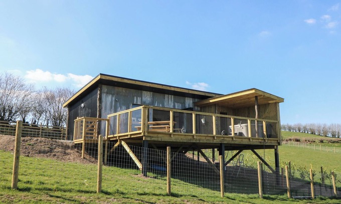 Llanddewi Ystradenny Cottage | LLETY CARIAD, pet friendly, with hot tub in Llandrindod Wells