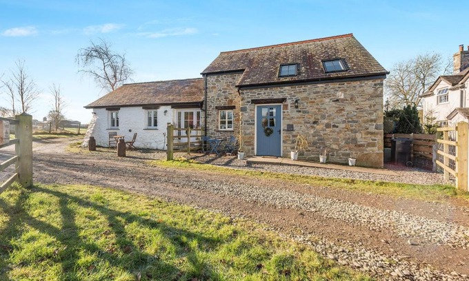 Llanybydder House | Llofft Gwair