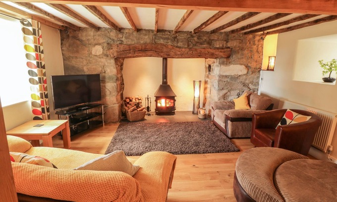 Trefor Cottage | LLWYN AETHNEN, family friendly, character holiday cottage in Trefor