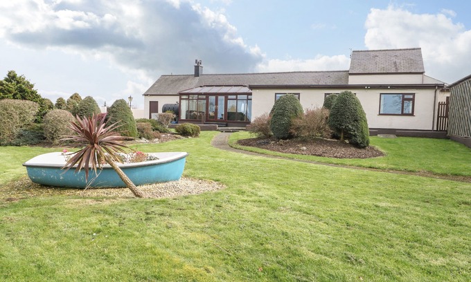 Bodedern Cottage | LLYS LLYWENAN, pet friendly, with open fire in Llanddeusant