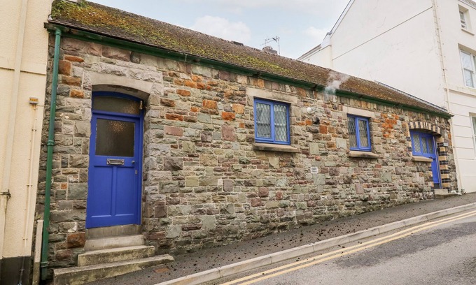 Carmarthen House | LLYS-YR-ONNEN, family friendly, with a garden in Carmarthen