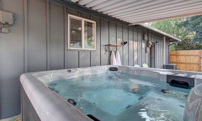 Vancouver House | Loaded-Hot Tub,Sauna,Gym,Pet Friendly!