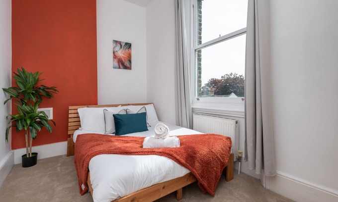 Brixton Apartment | Local 3 bed, 2 bath flat with terrace