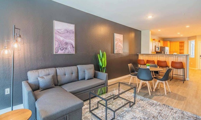 University Heights Apartment | Local Hotspots Stay | Pool, Gym, Parking & W/D