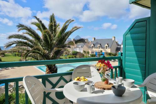 Guilvinec Apartment | LocaLise - A18 - Appartement avec balcon - Petite vue mer à travers le palmier - Piscine de avril à septembre - Wifi inclus - Animaux admis - Draps inclus - Parking inclus