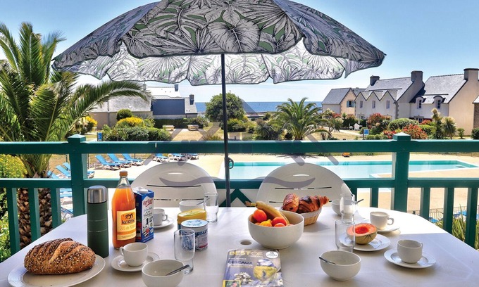 Guilvinec Apartment | LocaLise - Appartement A16 au Guilvinec - Sea and pool view - All on foot