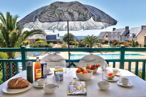 Guilvinec Apartment | LocaLise au Guilvinec - A16 - Vue sur la mer, la piscine et le jardin - Tout à pied, plages, port, centre, commerces, marché - Wifi inclus - Animaux bienvenus - Linge de lit inclus