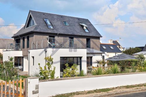 Guilvinec House | LocaLise - M14 - Caligourdaine - Maison d'exception - Construction de 2024 - à 30m de la mer et quelques pas des plages - extérieur clos - 4 places de parking privatives - wifi inclus - draps inclus - centre et port à 7 minutes à pied