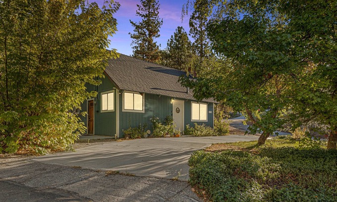 Arrowbear Lake Cabin | Located Half way between Lake Arrowhead&Big Bear/Level Entry