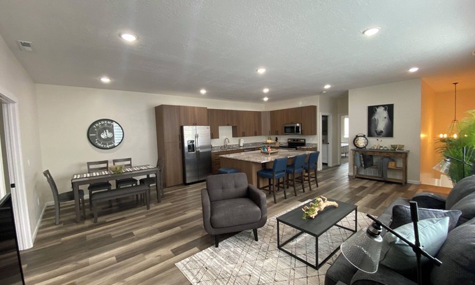 Evanston Apartment | Located in Downtown Evanston, Walking distance to food, shops, and Train Depot.
