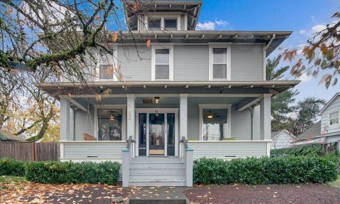 McMinnville House | Located in Downtown Mac | Dog Friendly | Firepit