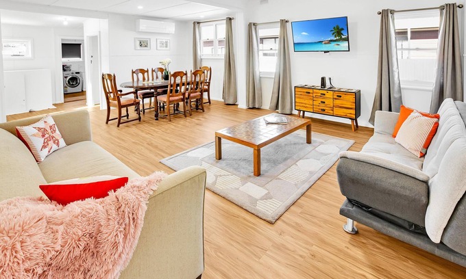 Lakes Entrance House | Located in the Heart of Lakes Entrance, an easy walk to the footbridge