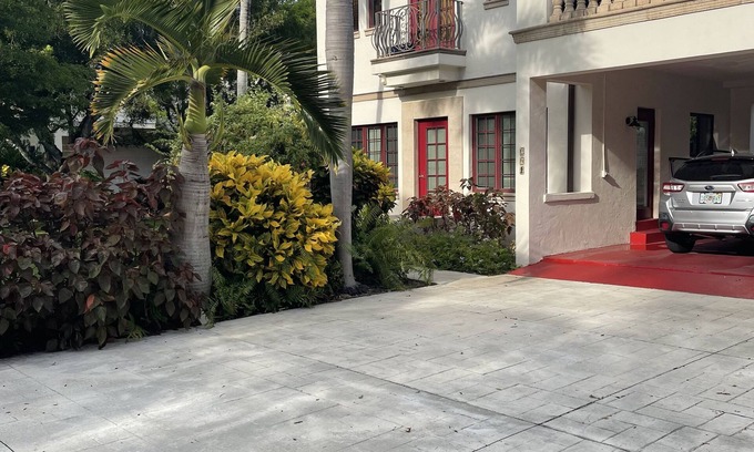 Old Naples House | Located in the heart of Old Naples! Enjoy the beach shopping and dining nnnnnnn