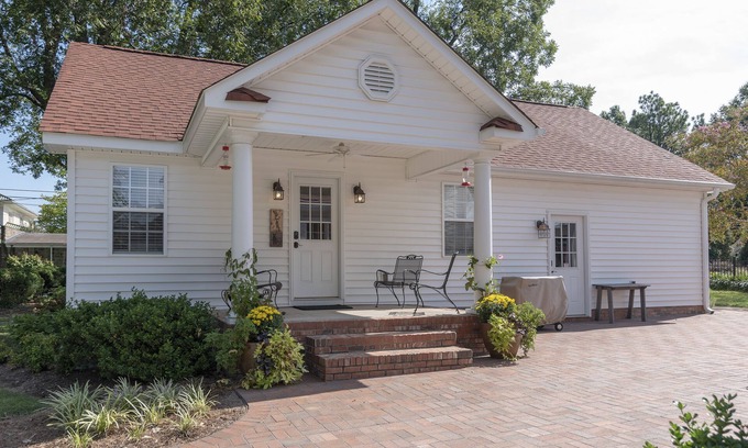 Lexington Cottage | Located in the heart of Lexington Historic District