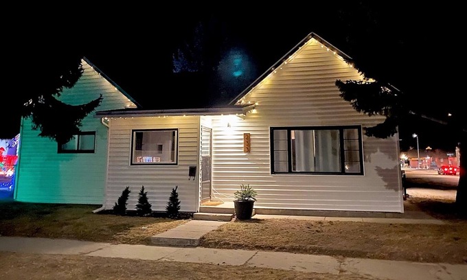 Red Lodge House | Located just off the main street, Bean`s Place offers hot tub, dog friendly with Wi-Fi