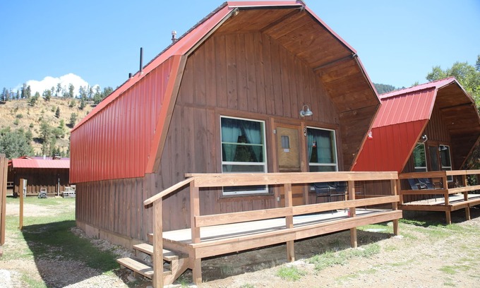 Red River Cabin | Located on our Private Fishing Pond