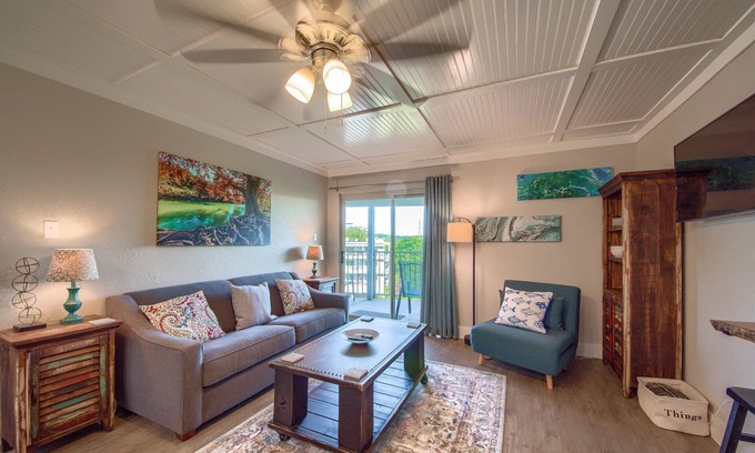 New Braunfels Condo | Located right on the Comal River! Pool, hot tub, direct river access!