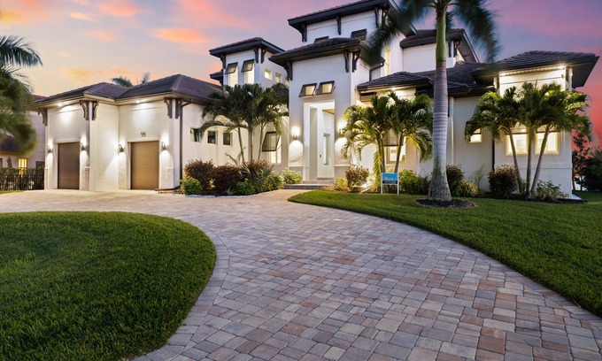 Caloosahatchee Villa | Located southwest Cape Coral directly at river, southern exposure. Sun all day.