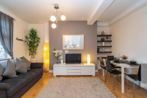 Somers Town Apartment | Location! 2 bed/2bath - Pro Host