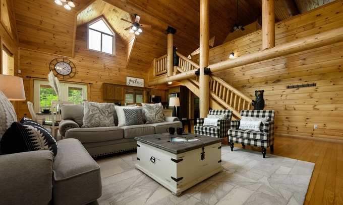 Gatlinburg - Pigeon Forge Cabin | LOCATION! 2 BR, 2 Bath w/loft. Close to Pigeon F/Gatlinburg! No Scary Roads!