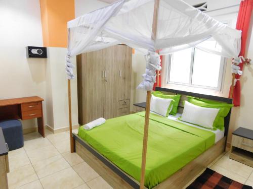 Antsiranana Apartment | LOCATION Apparts Meublés à VILLA LOUIS batiment blanc 3 étages situé à proximité de la Pharmacie Henintsoa ! CLASS ! T2 à 25euros Centre-Ville Diego-Suarez nord de Madagascar