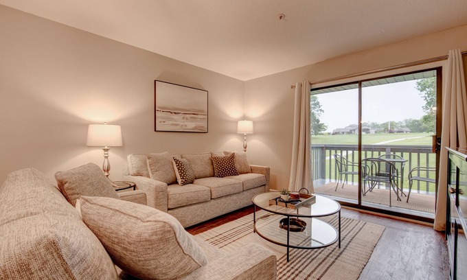 Table Rock Condo | LOCATION! Beautiful Golf Course View! Close to clubhouse/pool Golf Discounts