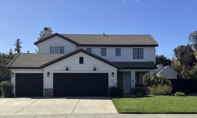 Dixon House | LOCATION in between Sac.and San Fran w/Napa in less than an hour away. UC Davis
