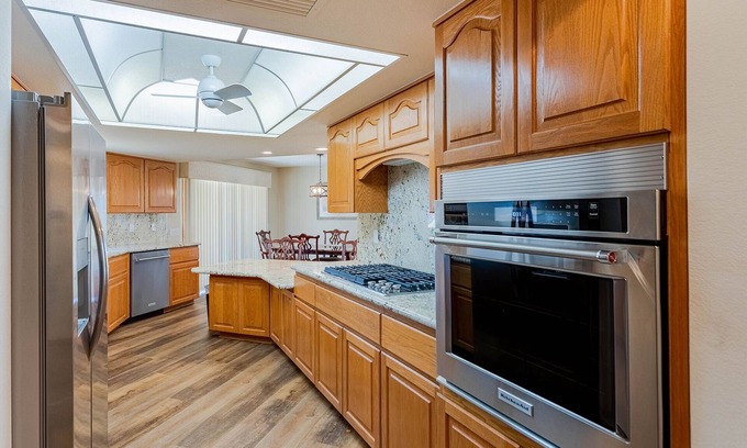 Lake Havasu City House | Location! Location! 1 mile to McCulloch Blvd, 2 miles to Bridge, 1 mile to golf!
