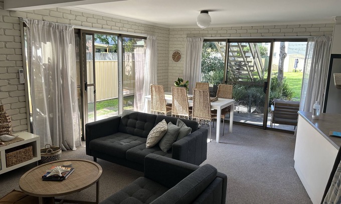 Merimbula Apartment | location location 5min walk to beach, lake, restaurants and shops