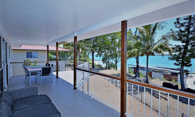 Traviston House | LOCATION-LOCATION,BEACH SWIMMING RIVER BOAT RAMP PARK OUT BACK, WiFi & AIR CON*