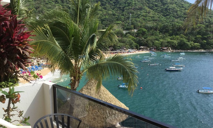 South Shore Hotel Area Condo | Location Location ,Condo with an exceptional ocean view.