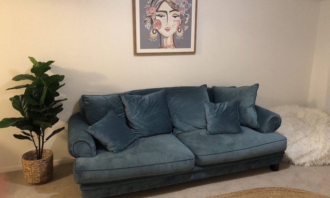 Newington Apartment | Location, location, location !