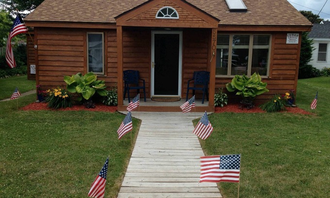 Lexington Cottage | LOCATION! LOCATION! LOCATION! 2 Bedroom, 1 Bathroom Cottage