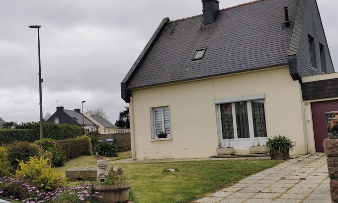 Rospez House | Location Maison Bien Située Avec Jardin Clos. Animaux de Compagnie Acceptés