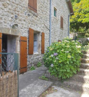 Lalevade-dʼArdeche Apartment | Location saisonnière dans un cadre calme