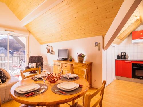 Vielle-Aure Apartment | Location T3 Vielle-Aure - 6 pers, Balcon, Parking, Proche Télécabine & Thermes - FR-1-296-373