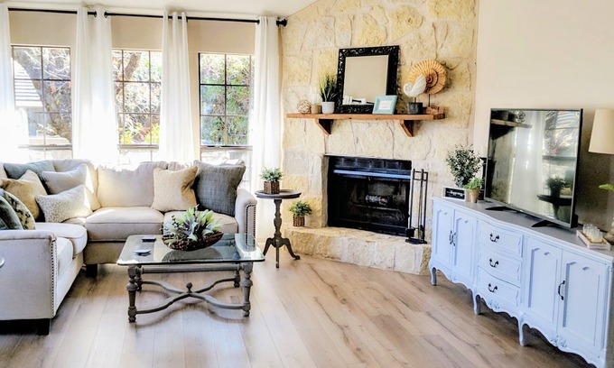 Horseshoe Bay House | 🌟LOCATION! Very Nice 2 BD 2BA Directly Across From Resort-Pool Grill Sleeps 6🏊