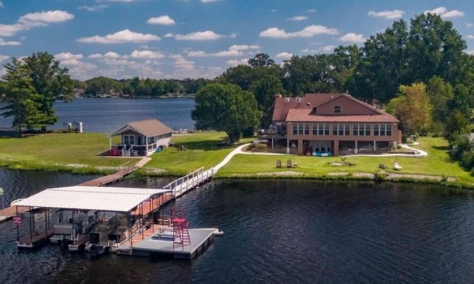 Marion House | Location & views! Cozy with room for 10. Outdoor firepit & 2 covered boat slips.