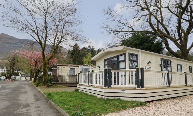 Arrochar Cottage | LOCH LOMOND HOLIDAY HOME, pet friendly, with a garden in Crianlarich