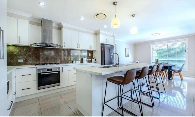 Dubbo House | Loch Lomond - Spacious Living, Close to Zoo & Golf
