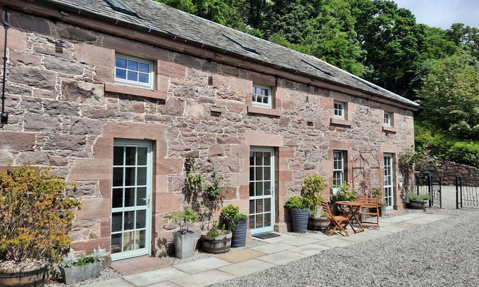 Crieff Cottage | Lochelour Mill Cottage - a cottage that sleeps 2 guests in 1 bedroom