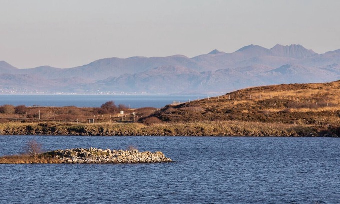 Staffin Apartment | Lochside, Ellishadder