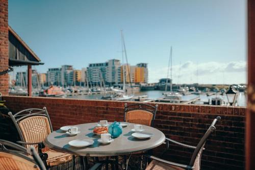 Eastbourne Apartment | Lock & Quay - waterfront oasis