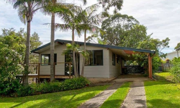 Mollymook Beach House | Lockhart Leafy Cottage