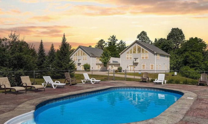 North Conway House | Locust Lodge #2 | 18 Beds, Sleeps 28, HotTub, Pool