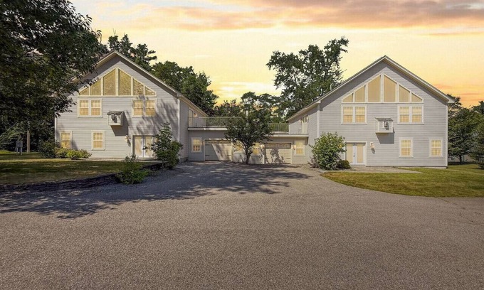North Conway House | Locust Lodge #3 | 18 Beds, Sleeps 28, HotTub, Pool