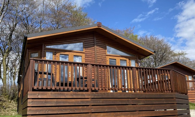 Tavistock Cottage | LODGE 10, CEDAR LODGE PARK, pet friendly, with a garden in Tavistock