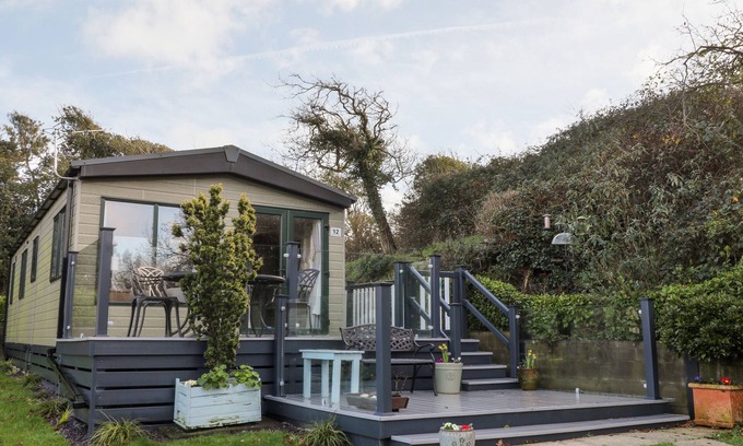 New Forest District Cottage | LODGE 12, family friendly, with pool in Downton, Hampshire