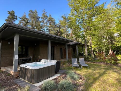 Le Chambon-sur-Lignon House | Lodge familial avec jacuzzi privatif, accès piscine et nombreuses activités au bord du golf - FR-1-582-367